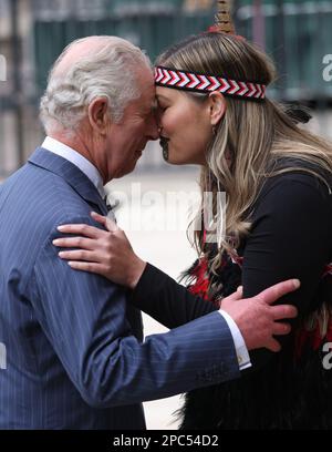 König Karl III. Wird mit einer „Hongi“-Begrüßung begrüßt, einer traditionellen Maori-Begrüßung in Neuseeland, die von den Maori verwendet wird, während er zum jährlichen Commonwealth Day Service in Westminster Abbey in London ankommt. Foto: Montag, 13. März 2023. Stockfoto