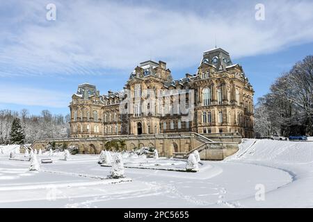 Das Bowes Museum im Winter, Barnard Castle, Teesdale, County Durham, Großbritannien Stockfoto