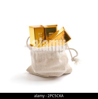 Ein kleiner Beutel Gold auf weißem Hintergrund. Goldbarren in einer Tasche als Sparsymbol. Goldinvestitionsoption Stockfoto