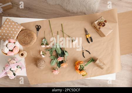 Kaltverarbeitete Handgefertigte Seife. Natürliche hausgemachte Kosmetik und handgemachte Seifen Konzept. Handgemachte Seife als Geschenk in Form von Blumen. Stockfoto