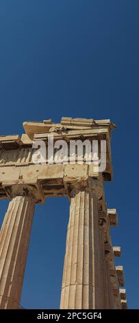 Die Details des Parthenon in Athen mit den gerillten Säulen und der Pedimentpferdeskulptur. Stockfoto