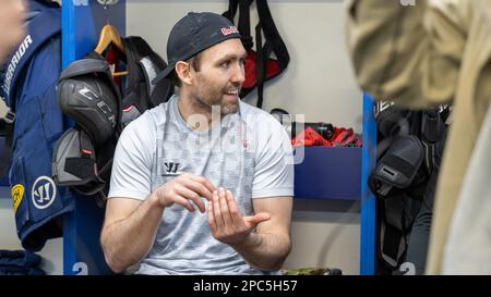 München, Deutschland. 13. März 2023. Eishockey: DEL, Medienrunde mit Trainern und Spielern von EHC Red Bull München, Training: Daryl Boyle im Umkleideraum. Kredit: Ulrich Gamel/Bildagentur kolbert/dpa/Alamy Live News Stockfoto