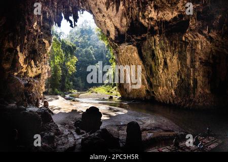 Die malerische Kammer mit Fluss in der Tham Nam Lod Höhle, eine beliebte Touristenattraktion in Mae Hong Son, Thailand Stockfoto