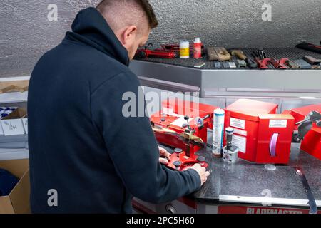 München, Deutschland. 13. März 2023. Eishockey: DEL, Medienrunde mit Trainern und Spielern von EHC Red Bull München, Training: Schlittschuhe werden geschlafen. Kredit: Ulrich Gamel/Bildagentur kolbert/dpa/Alamy Live News Stockfoto