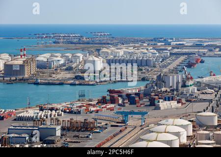 Seehafen von Barcelona Tanks und Container von oben gesehen, Spanien. Stockfoto