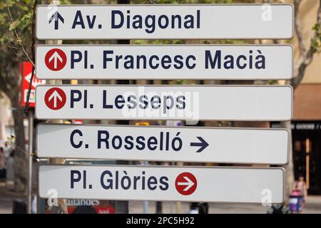 Straßenschild mit einigen Hauptstraßen in Barcelona, Spanien. Stockfoto