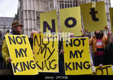 London, England, Großbritannien. 13. März 2023. Demonstranten halten Schilder mit der Aufschrift "nicht mein König". Anti-Monarchie-Demonstranten umzingeln Westminster Abbey, bevor die Royals am Commonwealth Day in London eintreffen. (Kreditbild: © Thomas Krych/ZUMA Press Wire) NUR REDAKTIONELLE VERWENDUNG! Nicht für den kommerziellen GEBRAUCH! Stockfoto