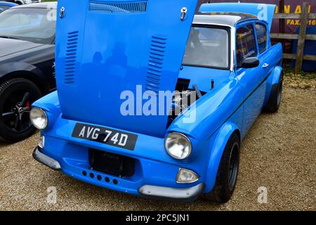 Ford Anglia Car Custom parkt auf einem statischen Display in der Hook Norton Brewery England, großbritannien, 12. März 2023 Kredit: Melvin Green/Alamy Live News. Stockfoto