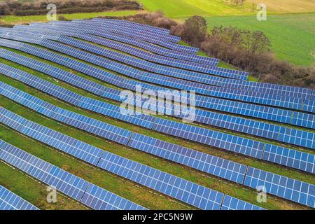 Modul eines großen Photovoltaik-Solarmoduls auf einem offenen Raum eines Solarparks in einer ländlichen Umgebung in Deutschland Stockfoto