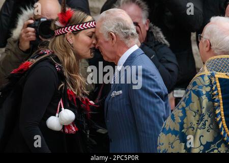 Westminster, London, Großbritannien. 13. März 2023 Seine Majestät König Karl III. Wird mit einem „Hongi“ begrüßt, einer traditionellen Maori-Begrüßung, während er an einem Gottesdienst zum Commonwealth Day in Westminster Abbey teilnimmt. Foto: Amanda Rose/Alamy Live News Stockfoto