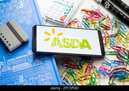 In dieser Abbildung wird ein ASDA-Logo auf einem Smartphone angezeigt. Stockfoto