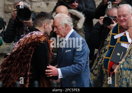 Westminster, London, Großbritannien. 13. März 2023 Seine Majestät König Karl III. Wird mit einem „Hongi“ begrüßt, einer traditionellen Maori-Begrüßung, während er an einem Gottesdienst zum Commonwealth Day in Westminster Abbey teilnimmt. Foto: Amanda Rose/Alamy Live News Stockfoto