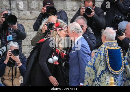 London, Großbritannien. 13. März 2023. Der König begrüßt Reanne Pomtana (Ngati Ranana London Maori Club) in Westminster Abbey mit dem Hongi, einer traditionellen Maori-Begrüßung, indem er Nase und Stirn zusammendrückt. König Charles und Camilla, die königliche Gemahlin. Politiker, Royals und Gäste kommen und gehen vom heutigen Commonwealth Service, der in Westminster Abbey im Zentrum von London stattfindet. Credit: Imageplotter/Alamy Live News Stockfoto