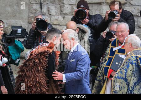 London, Großbritannien. 13. März 2023. Der König begrüßt einen Vertreter des Ngati Ranana London Maori Club in Westminster Abbey mit dem Hongi, einer traditionellen Maori-Begrüßung, indem er Nase und Stirn zusammendrückt. König Charles und Camilla, die königliche Gemahlin. Politiker, Royals und Gäste kommen und gehen vom heutigen Commonwealth Service, der in Westminster Abbey im Zentrum von London stattfindet. Credit: Imageplotter/Alamy Live News Stockfoto