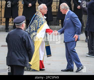 London, Großbritannien. 13. März 2023. König Charles und Camilla, die königliche Gemahlin. Politiker, Royals und Gäste kommen und gehen vom heutigen Commonwealth Service, der in Westminster Abbey im Zentrum von London stattfindet. Credit: Imageplotter/Alamy Live News Stockfoto