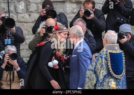 London, Großbritannien. 13. März 2023. Der König begrüßt Reanne Pomtana (Ngati Ranana London Maori Club) in Westminster Abbey mit dem Hongi, einer traditionellen Maori-Begrüßung, indem er Nase und Stirn zusammendrückt. König Charles und Camilla, die königliche Gemahlin. Politiker, Royals und Gäste kommen und gehen vom heutigen Commonwealth Service, der in Westminster Abbey im Zentrum von London stattfindet. Credit: Imageplotter/Alamy Live News Stockfoto