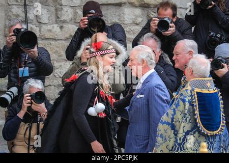 London, Großbritannien. März 2023. König Karl III. Begrüßt Reanne Pomtana (Ngati Ranana London Maori Club) in der Westminster Abbey mit dem hongi, einem traditionellen Maori-Gruß, indem er Nase und Stirn zusammendrückt. König Charles und Camilla, die königliche Gemahlin. Politiker, Royals und Gäste kommen und verlassen vom heutigen Commonwealth Service in Westminster Abbey im Zentrum von London Credit: Imageplotter/Alamy Live News Stockfoto