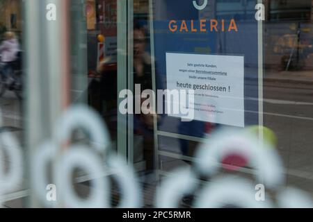 Stuttgart, Deutschland. 13. März 2023. Laut einer Mitteilung ist der Kaufhof in der Stuttgarter Eberhardstraße am 13.03.2023. Wegen einer Bauversammlung geschlossen. Im Laufe des Tages werden detaillierte Pläne für Schließungen des Kaufhauses Galeria angekündigt. Kredit: Julian Rettig/dpa/Alamy Live News Stockfoto