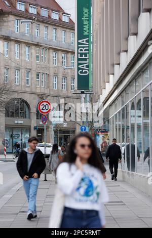 Stuttgart, Deutschland. 13. März 2023. Laut einer Mitteilung ist der Kaufhof in der Stuttgarter Eberhardstraße am 13.03.2023. Wegen einer Bauversammlung geschlossen. Im Laufe des Tages werden detaillierte Pläne für Schließungen des Kaufhauses Galeria angekündigt. Kredit: Julian Rettig/dpa/Alamy Live News Stockfoto