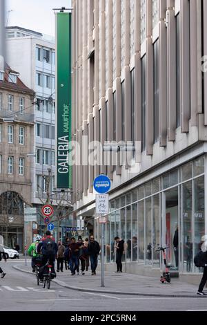 Stuttgart, Deutschland. 13. März 2023. Laut einer Mitteilung ist der Kaufhof in der Stuttgarter Eberhardstraße am 13.03.2023. Wegen einer Bauversammlung geschlossen. Im Laufe des Tages werden detaillierte Pläne für Schließungen des Kaufhauses Galeria angekündigt. Kredit: Julian Rettig/dpa/Alamy Live News Stockfoto