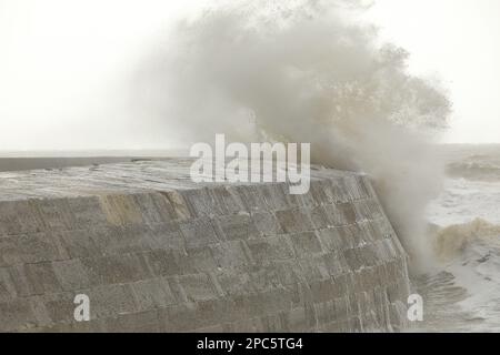 Wellen stürzen über dem Cobb, während eines Sturms, Lyme Regis, Dorset, England, UK Stockfoto