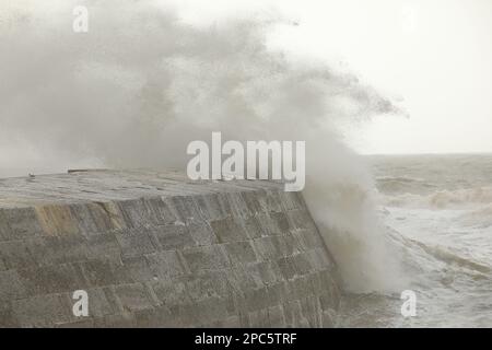 Wellen stürzen über dem Cobb, während eines Sturms, Lyme Regis, Dorset, England, UK Stockfoto