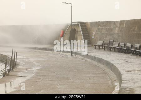 Wellen stürzen über dem Cobb, während eines Sturms, Lyme Regis, Dorset, England, UK Stockfoto