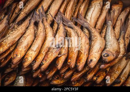 Getrocknete geräucherte atlantische oder baltische Heringe, Clupea harengus, ein Hering der Familie Clupeidae auf einem Street Food-Markt in Vilnius, Litauen, Europa Stockfoto