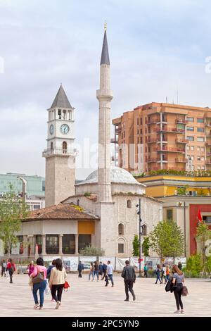 Tirana, Albanien - April 24 2019: Die et'hem Bey Moschee und der Uhrenturm von Tirana, beide 1822 von Etëhem Bey Mollaj, einem Bejtexhinj-Dichter, erbaut. Stockfoto