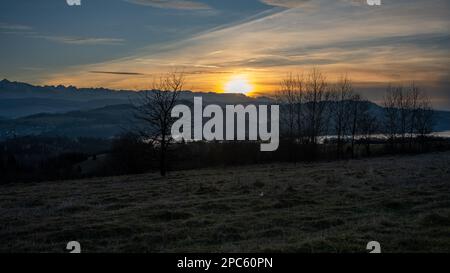 Februar-Abend. Blick von der Tschechischen Republik auf das Tatra-Gebirge vor dem Hintergrund der untergehenden Sonne Stockfoto