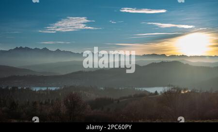 Februar-Abend. Blick von der Tschechischen Republik auf das Tatra-Gebirge vor dem Hintergrund der untergehenden Sonne Stockfoto