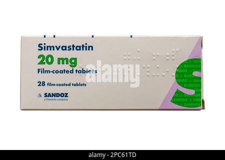 Packung mit Simvastatin 28 Filmtabletten Packung mit Statinen 20 mg isoliert auf weißem Hintergrund Stockfoto