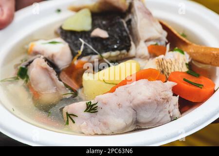 Heiße Fischsuppe mit verschiedenen Gemüsesorten in Kaziuko Muge oder Saint Casimir's Fair, einer im Frühling stattfindenden jährlichen Volkskunst- und Handwerksmesse in Vilnius, Litauen, Europa Stockfoto