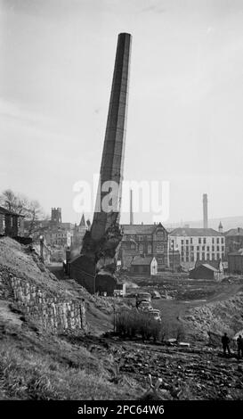 In Großbritannien - Demolition of the Electricity Works Chimney in Darwen Mitte der 1960er Jahre eines von sechs Bildern. Stockfoto