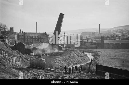 In Großbritannien - Demolition of the Electricity Works Chimney in Darwen Mitte der 1960er Jahre eines von sechs Bildern. Stockfoto