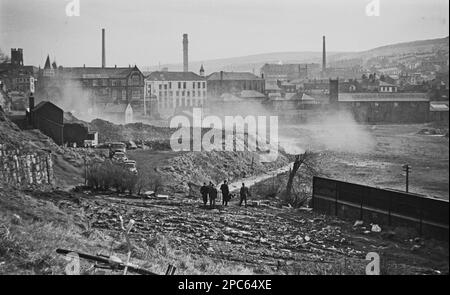 In Großbritannien - Demolition of the Electricity Works Chimney in Darwen Mitte der 1960er Jahre eines von sechs Bildern. Stockfoto