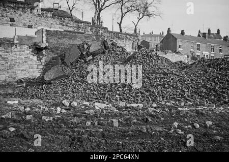 In Großbritannien - Demolition of the Electricity Works Chimney in Darwen Mitte der 1960er Jahre eines von sechs Bildern. Stockfoto