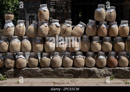 Nahaufnahme von Tontöpfen in Istanbul, Türkei. Die Kannen, die zur Zubereitung des Testi Kebab (Pottery Kebab) verwendet werden. Stockfoto