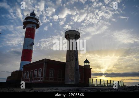 Sonnenuntergang neben dem Leuchtturm El Tostón in Fuerteventura Stockfoto