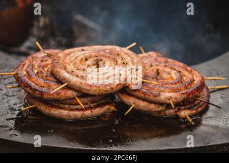 Spiralwürste, zubereitet mit Hackfleisch/Faschiertem, gegrillt oder im offenen Feuer gegrillt Stockfoto