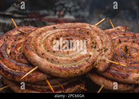 Spiralwürste, zubereitet mit Hackfleisch/Faschiertem, gegrillt oder im offenen Feuer gegrillt Stockfoto