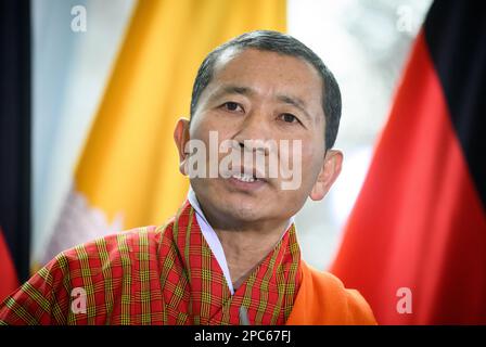 Berlin, Deutschland. 13. März 2023. Lotay Tshering, Ministerpräsident des Königreichs Bhutan, macht auf einer Pressekonferenz mit Kanzler Scholz nach ihren Gesprächen im Kanzleramt Bemerkungen. Kredit: Bernd von Jutrczenka/dpa/Alamy Live News Stockfoto