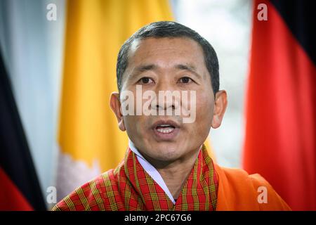 Berlin, Deutschland. 13. März 2023. Lotay Tshering, Ministerpräsident des Königreichs Bhutan, macht auf einer Pressekonferenz mit Kanzler Scholz nach ihren Gesprächen im Kanzleramt Bemerkungen. Kredit: Bernd von Jutrczenka/dpa/Alamy Live News Stockfoto