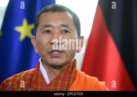 Berlin, Deutschland. 13. März 2023. Lotay Tshering, Ministerpräsident des Königreichs Bhutan, macht auf einer Pressekonferenz mit Kanzler Scholz nach ihren Gesprächen im Kanzleramt Bemerkungen. Kredit: Bernd von Jutrczenka/dpa/Alamy Live News Stockfoto