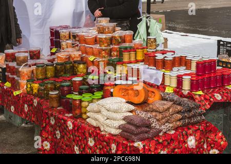 Verschiedene eingelegte oder marinierte Gemüsesorten, Bohnen und Beeren werden auf der Kaziuko Muge oder der Saint Casimir's Fair verkauft, einer jährlichen Volkskunst- und Handwerksmesse im Frühling Stockfoto