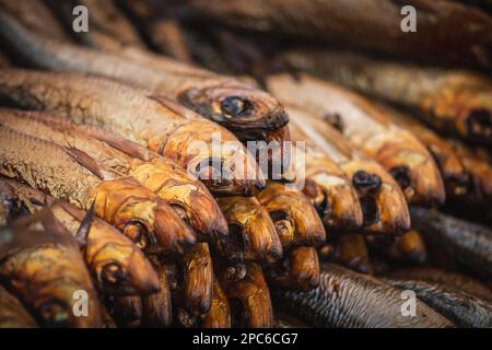 Getrocknete geräucherte atlantische oder baltische Heringe, Clupea harengus, ein Hering der Familie Clupeidae auf einem Street Food-Markt in Vilnius, Litauen, Europa Stockfoto