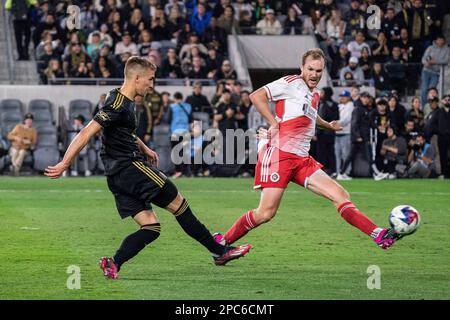 Der New England Revolution Verteidiger Henry Kessler (4) blockiert einen Schlag des Los Angeles FC Forward Stipe Biuk (7) während eines MLS-Spiels am Sonntag, den 12. März 2023 um Stockfoto