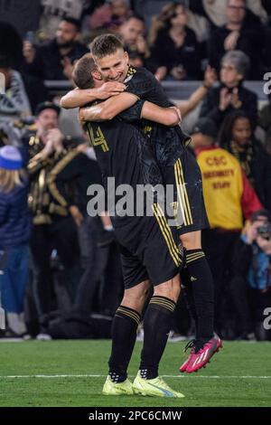 Der Los Angeles FC Forward Stipe Biuk (7) feiert zusammen mit dem Verteidiger Giorgio Chiellini (14) während eines MLS-Spiels am Sonntag, den 12. März 2023, im BMO Sta ein Tor Stockfoto