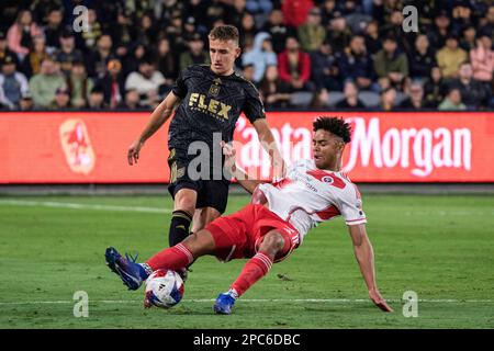 Der Mittelfeldspieler Brandon Bye (15) der New England Revolution und der Los Angeles FC Forward Stipe Biuk (7) kämpfen während eines MLS-Spiels am Sonntag, den 12. März um seinen Besitz Stockfoto