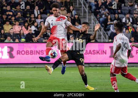 Der Mittelfeldspieler der New England Revolution Brandon Bye (15) und der Los Angeles FC Forward Denis Bouanga (99) kämpfen während eines MLS-Spiels am Sunday Marc um seinen Besitz Stockfoto